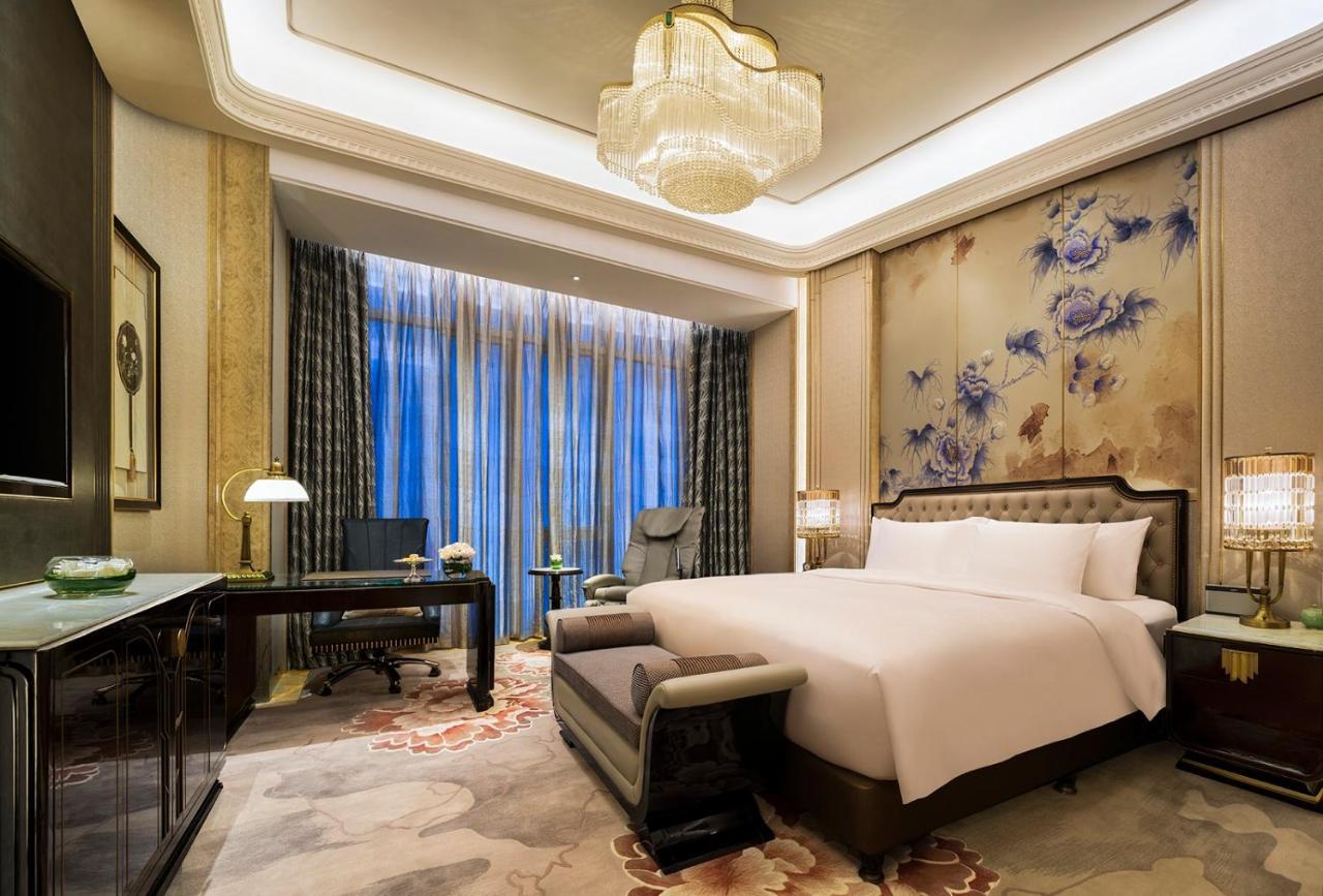 Wanda Reign Chengdu Hotel Exterior photo
